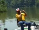 ビル・ダンス「Fishing Blooper」  カメラマン落水