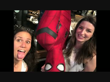 スタバでドリンク待ってたらスパイダーマンが天井からスルスルーと登場