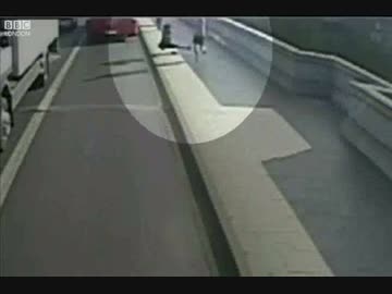 女に道譲らずぶつかってふっとばすの楽しすぎｗｗｗｗｗｗｗ