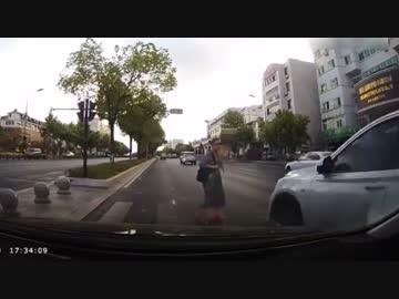 横断歩道を渡らせようとしたら誰も止まらなくて、おばちゃん死にかける