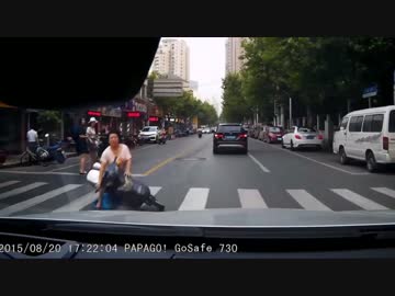 ババアが脱げたヘルメットを取ろうとして盛大に転倒する