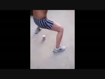 アホガ→ファフナーに合わせて何度も股間を強打する少年