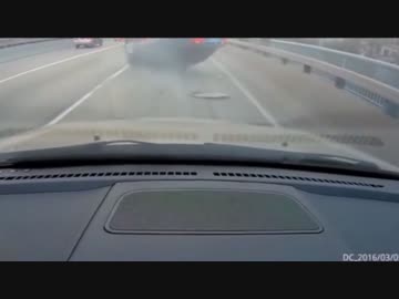 割り込んできたDQN車が盛大にひっくり返ってざまあｗｗｗ