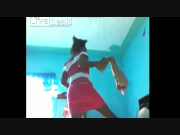 ヤモリを追い出そうとする少女