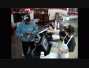 強盗に銃を突きつけられているのに無関心なやべーやつ