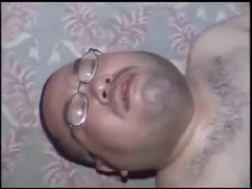 人の手により住む所と親を奪われたこぐま、怒りのうめき声