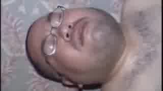 人の手により住む所と親を奪われたこぐま、怒りのうめき声