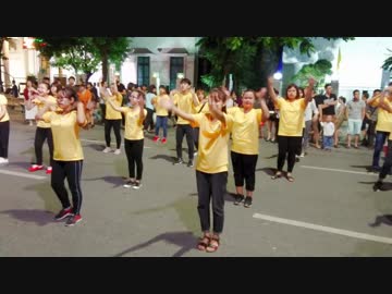 ハノイ、ホアンキエム湖で労働社会学大学のダンス