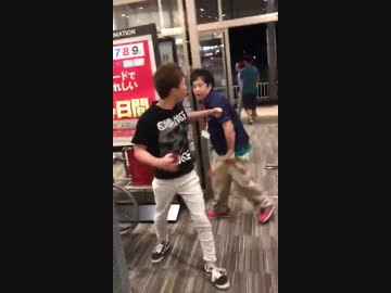 客に殴り掛かるゲームセンターの店員