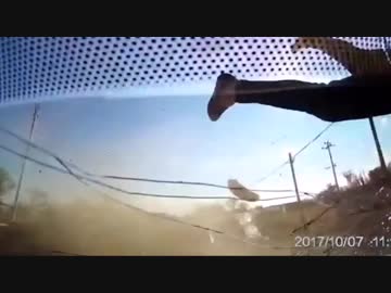 飛び出してきたバイクを盛大に吹き飛ばしてしまった