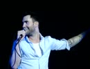 マルーン5のアダムがライブで空覚えラップを披露！