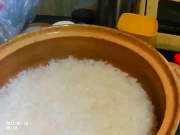 水道水で土鍋を洗って米を入れて炊いたらタールが浮き出ました