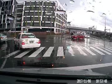 左折車両がいる中右折するプリ○ス