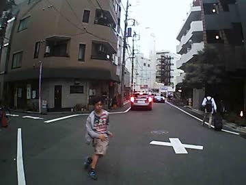 突進してくる小学生