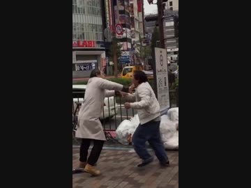 殴りかかってくるドロボウVSコート着たおじさん　（場所：新宿）