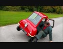 世界最小の車（ピール・P50）は車から出るのが大変