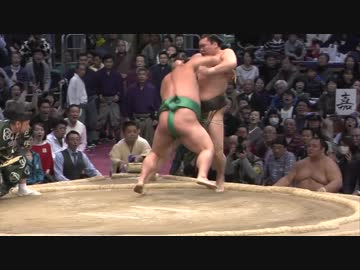 【大相撲】白鵬、嘉風に敗れ不服の表情で土俵上に立ち尽くす