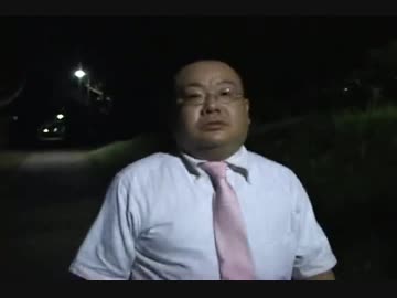 夜の山道を歩くこぐま