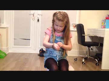 おもちゃの手錠で遊ぶ幼女が可愛い件