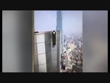 中国のルーファー６２階建てのビルから落下
