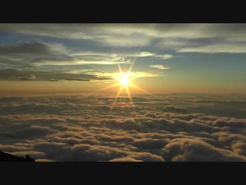 富士山頂にて御来光を拝む