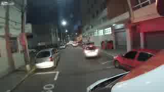 全速力で現場に向かう救急車