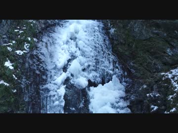払沢の滝を空撮 HD