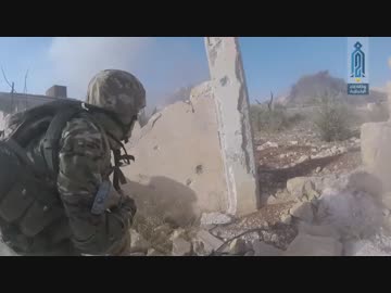 待ち伏せしているテロリストを、シリア兵とロシア兵が急襲する。