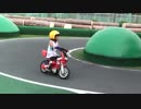 ＜自分で操作が出来る最高の遊園地！鈴鹿サーキット＞ツーリングバイクを乗るために防具をつけて準備をし、転ばずに走りきる５歳のあい！