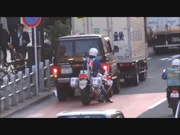 赤信号で止まったタクシーをブチ抜いて信号無視したランクルを追跡する白バイ