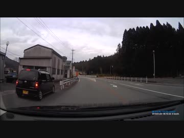 煽り運転、イエローカットをする軽自動車がパトカーに捕まる