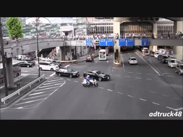 白バイの前でタクシーが乗用車に追突する事故発生！