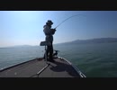 琵琶湖で小バスが釣れて大喜びする釣り人の動画。