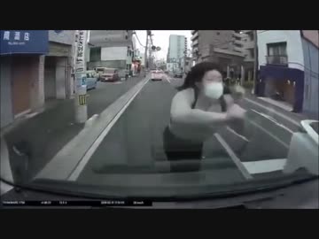 「ころして」走る車のフロントに飛び込んでくるやばい女の人が撮影される。