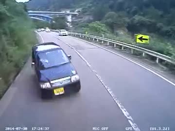 大型トラックと軽乗用車の正面衝突事故の瞬間