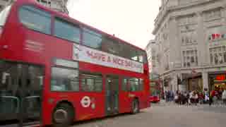 Red London Busses Passing 　紹介：茶屋通夫