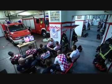 クロアチア代表の勇姿を母国の消防士たちが見逃す瞬間.Croatia