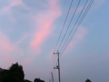 地震雲シリーズ　夕陽に燃える連続した竜巻形・帯状形・断層形地震雲