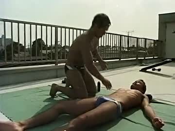 先輩に体を触られないようにするため無敵のメロディを奏でて威嚇するTON