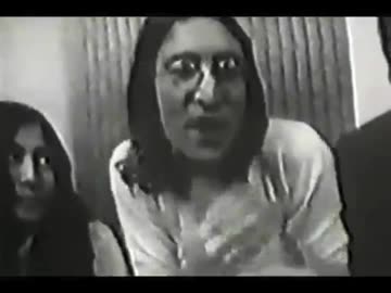エモートを披露するジョン・レノン