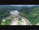 山形県西川町大井沢の所にある二ッ掛、古里の碑の前の寒河江川を空撮 HD