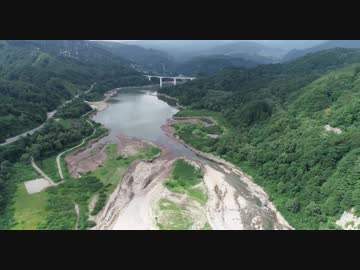 山形県西川町大井沢の所にある二ッ掛、古里の碑の前の寒河江川を空撮 HD