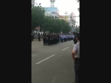 ウイグルで、見世物にされる「囚人」達。