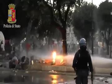 占領されたローマ広場　警察と難民の衝突