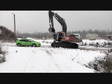 車とショベルカーが道路上で鉢合わせた結果