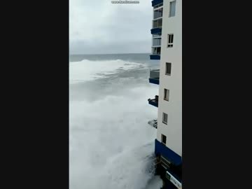 豪波でマンションのベランダ吹っ飛ぶ
