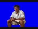 座ってチラチラ見ているAKNM BB
