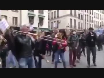 フランス反マクロン派デモ隊　パリにて