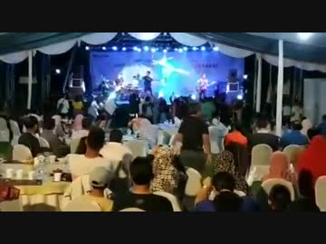 【閲覧注意】津波がライブ会場を飲み込む瞬間【インドネシア】