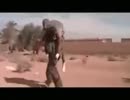 【シリア内戦】イスラム国の攻撃で負傷した兵士を担いで退却する老人（将軍）